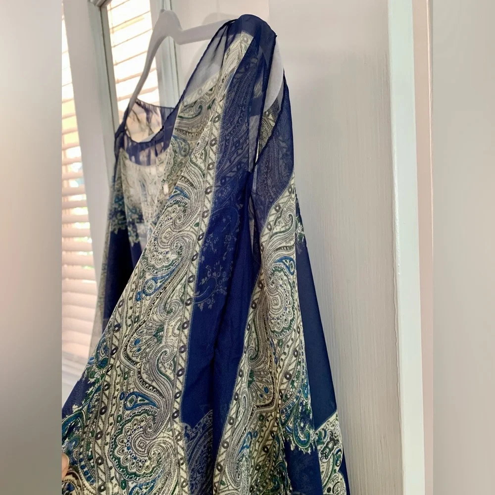 Delicate in nature yet bold in style. Blue shawl/scarf/poncho - Picture 7 of 9